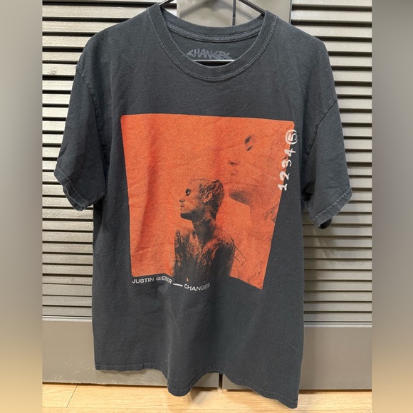 Justin Bieber Changes T-Shirt - Picture 1 of 1